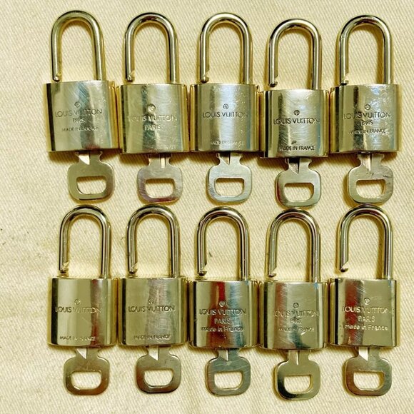 AUTHENTICITY GUARANTEED LOUIS VUITTON LV 10 SET PADLOCK KEY - Picture 2 of 4